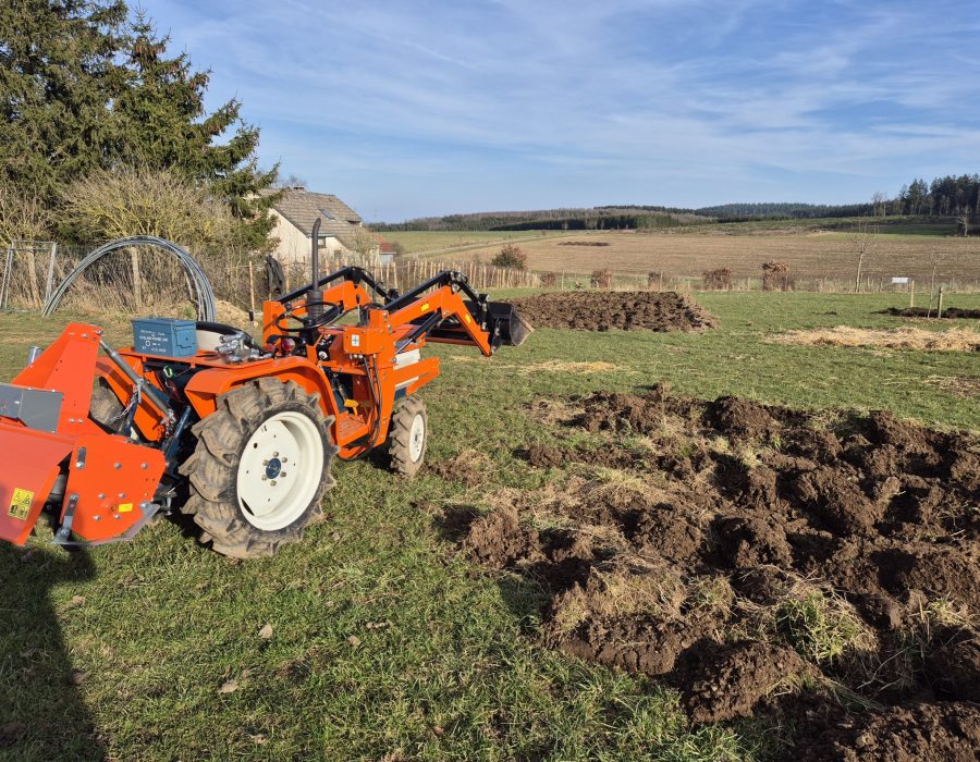 Tracteur sur le terrain